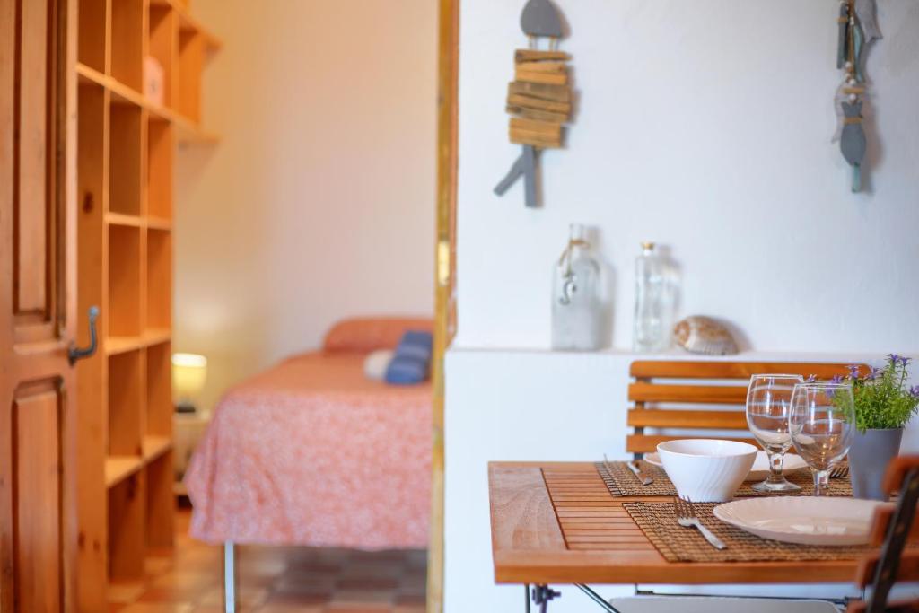 La Casa del Capitán - bedroom-through-doorway-dining-table